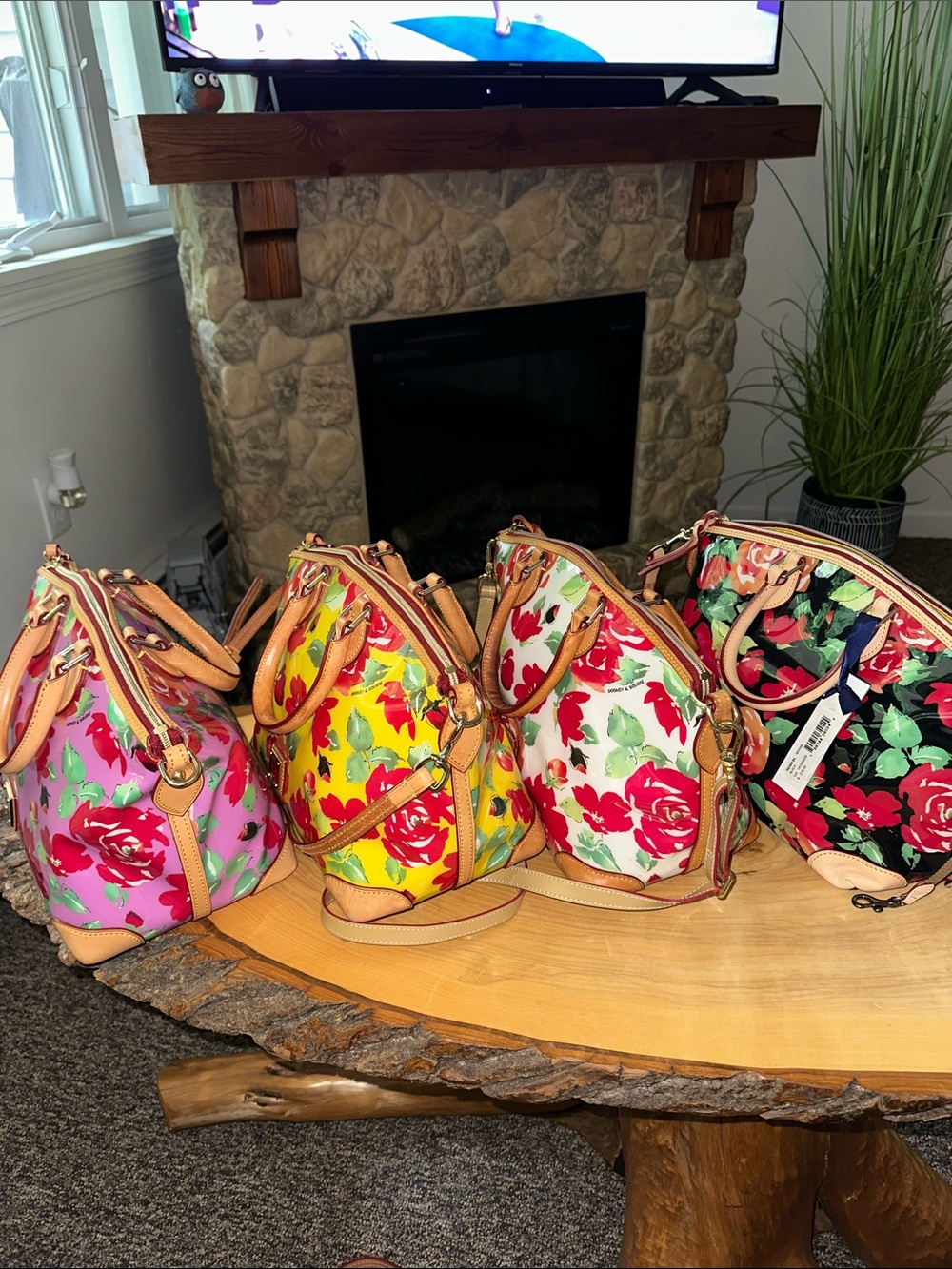 💛🩷🤍🖤Dooney & Bourke Floral Patent Crossbody wBag - buy the bundle!!